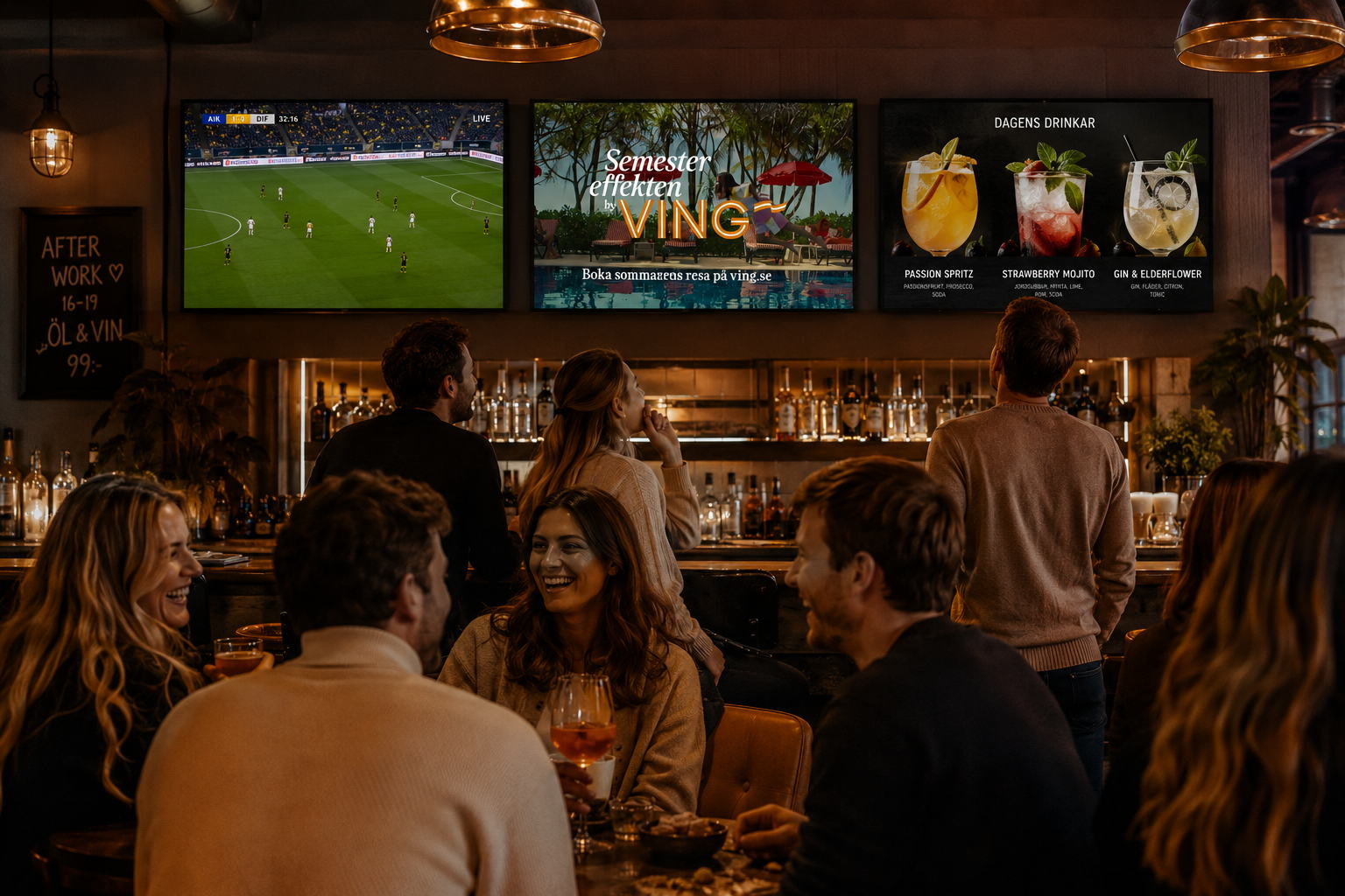 Gäster i en sportbar framför tre skärmar som visar en direktsänd fotbollsmatch, en resereklam och dagens drinkar